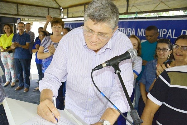 Na última semana o prefeito assinou autorizações para a pavimentação de ruas em Canabrava e Traíras